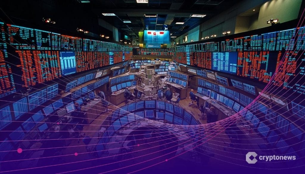 قاعة ضخمة فيها بعض الموظفين وشاشات كثيرة تعرض بيانات