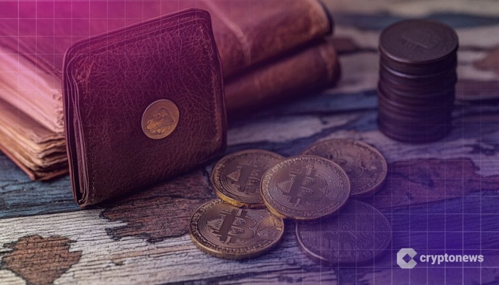 محفظة أمامها عملات ذهبية تحمل شعار بيتكوين
