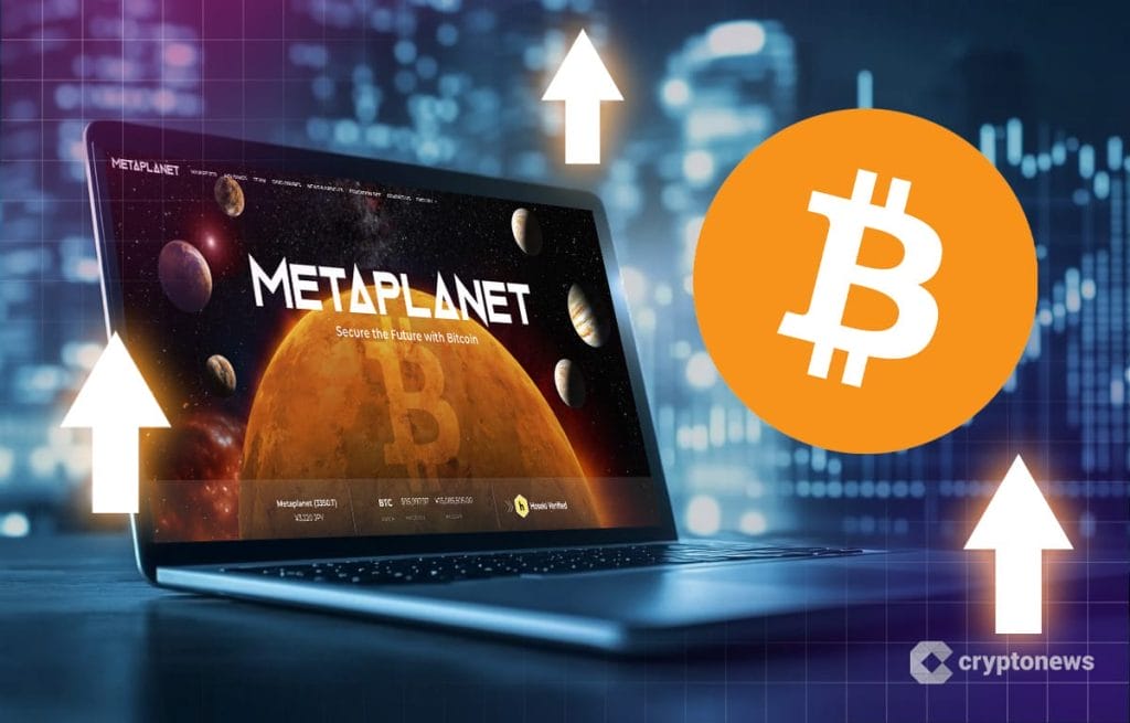 شاشة حاسوب محمول تظهر الصفحة الرئيسية لموقع ميتابلانيت إلى جانب شعار بيتكوين وأسهم تشير للأعلى