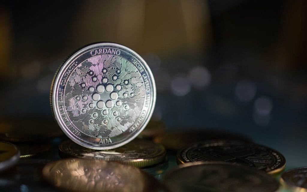 عملة كاردانو معدنية فوق عملاتٍ أخرى