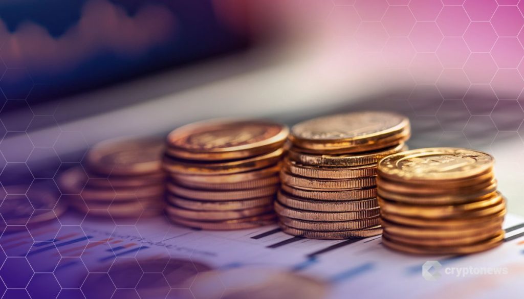 مجموعة من العملات المعدنية متراصة جنباً إلى جنب متوضعة فوق مخططات بيانية
