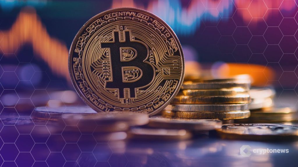 شعار عملة بيتكوين وبجانبه عدد من العملات المعدنية