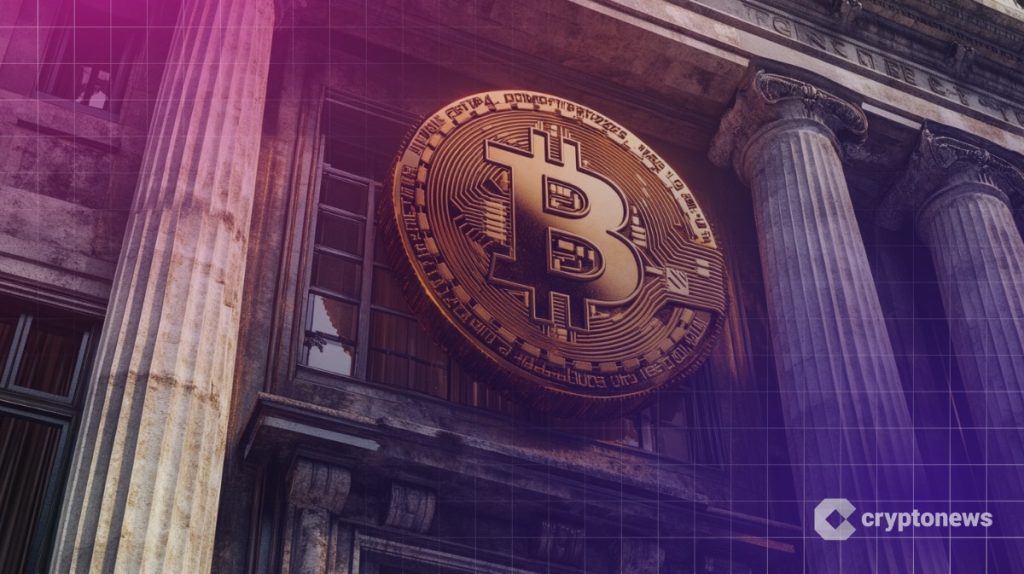 عملة ذهبية يظهر عليها شعار بيتكوين تتصدّر واجهة مبنى ضخم