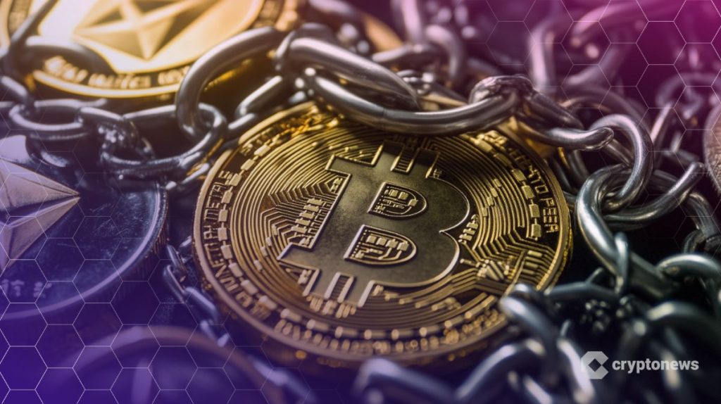 عملات معدنية تظهر عليها رموز تمثل عملات رقمية تتوسطها عملة بيتكوين وحولها سلسلة معدنية