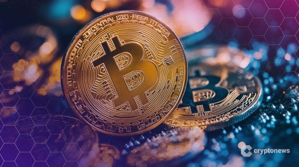 عملة ذهبية عليها شعار بيتكوين وتظهر تحتها عملات ذهبية أخرى