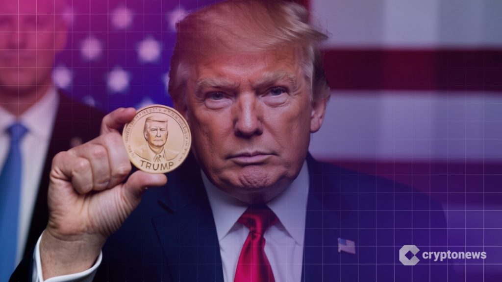 الرئيس الأمريكي دونالد ترامب يمسك بعملة معدنية وعليها كلمة TRUMP