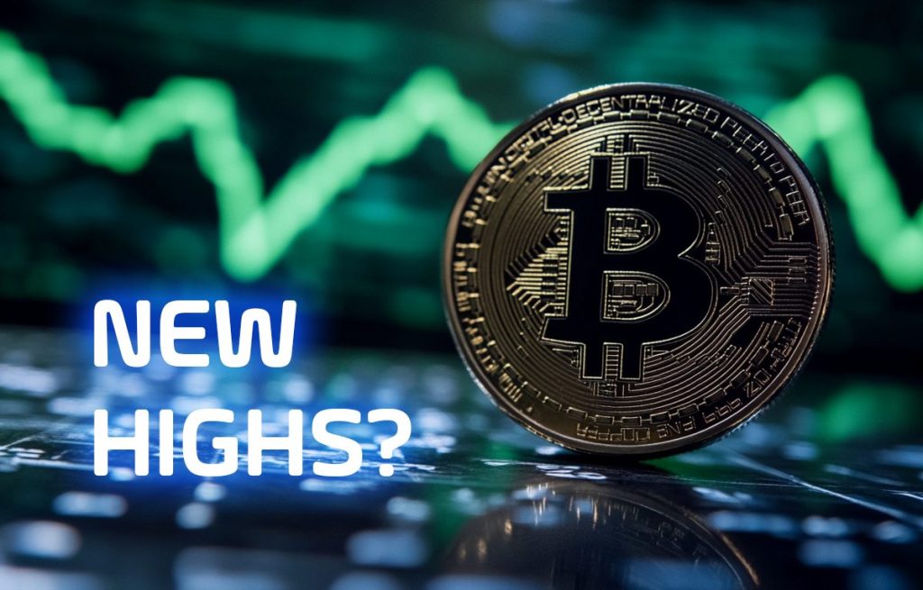 عملة معدنية تحمل شعار بيتكوين وفي الخلفية مخطط بياني باللون الأخضر وتساؤل حول مستويات عليا جديدة