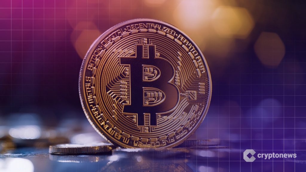 مجسم معدني لعملة بيتكوين