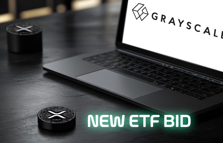 حاسب محمول يعرض شعار شركة Grayscale وبجانبه عملات XRP سوداء اللون