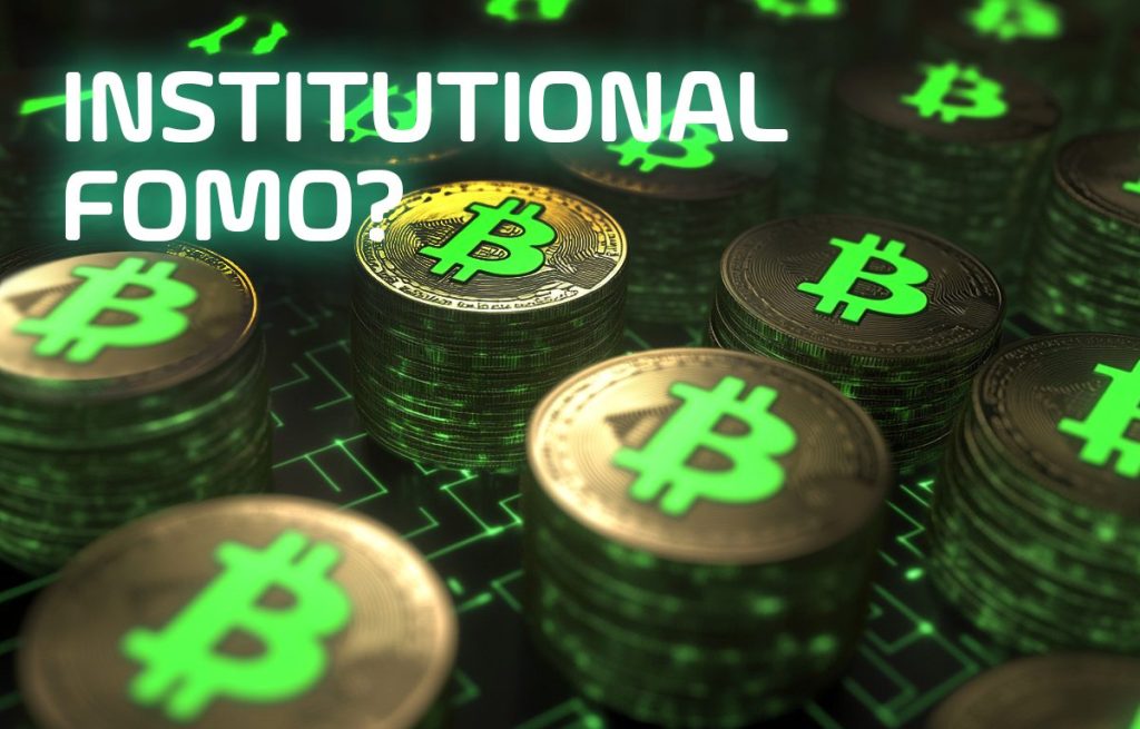 عملات معدنية متراصة تحمل شعار بيتكوين باللون الأخضر على دارة إلكترونية