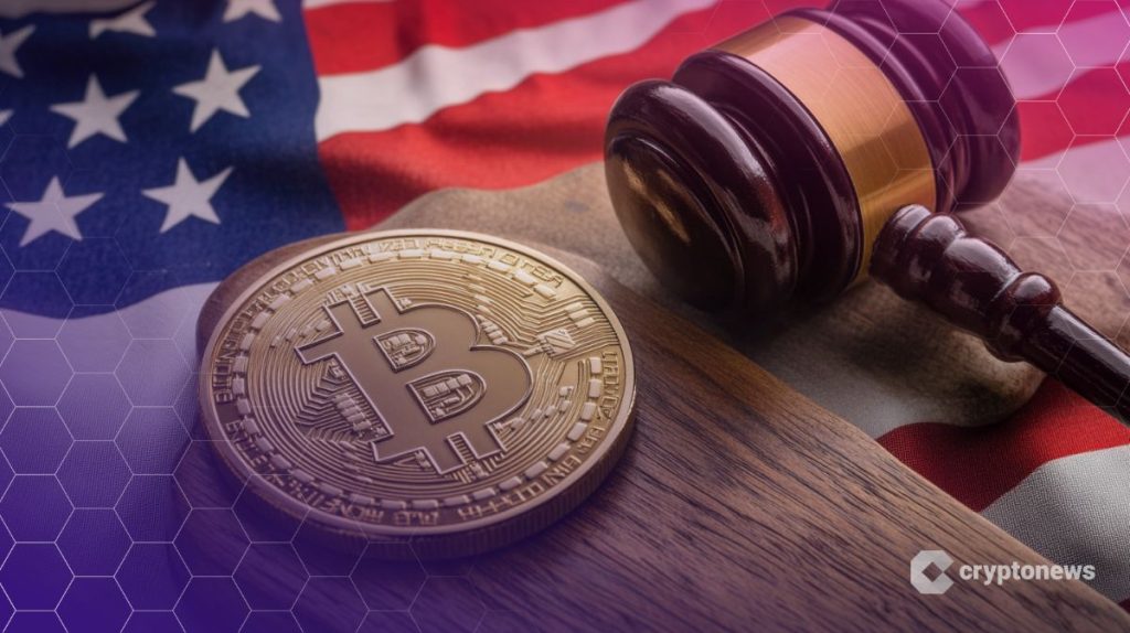 مطرقة المحكمة بجانب عملة بيتكوين وفي الخلفية علم الولايات المتحدة