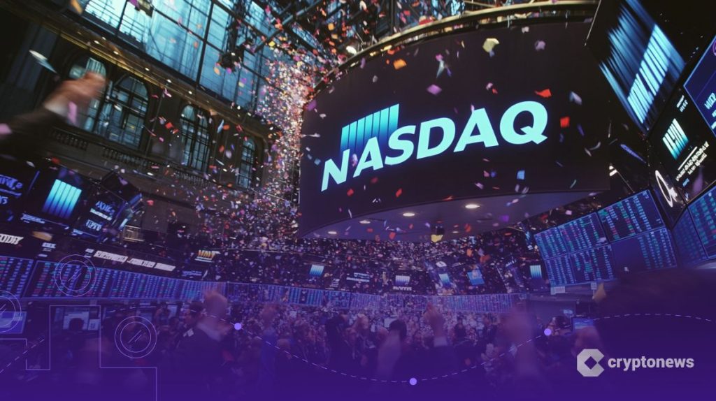 صالة مبنى بورصة تقليدي تظهر فيه شاشة كبيرة تعرض كلمة NASDAQ