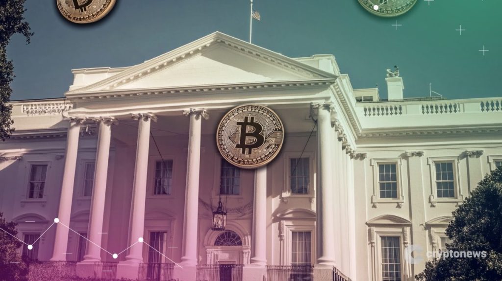 بيت أبيض عليه عملة معدنية تحمل شعار بيتكوين