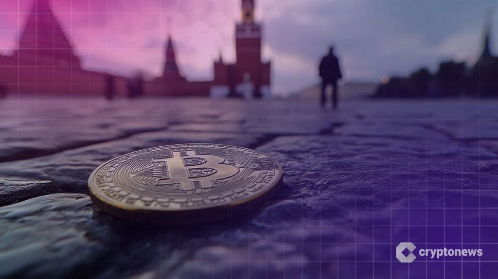 عملة معدنية عليها شعار بيتكوين ملقاة على الأرض، وفي الخلفية مبان ضخمة