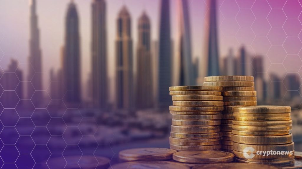 عملات ذهبية متراصة على خلفية أبراج شاهقة