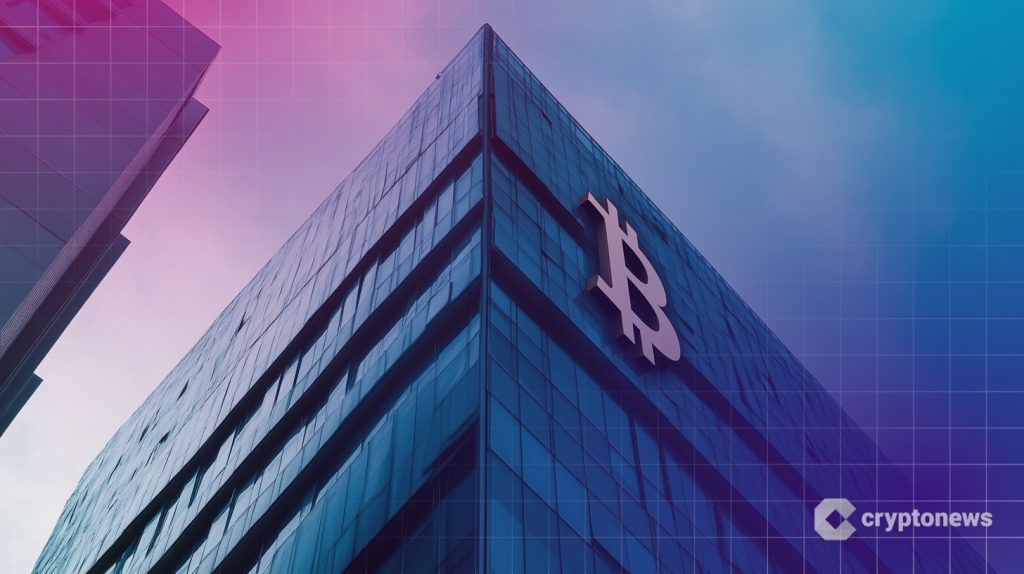 شعار بيتكوين على أحد البنايات الشاهقة