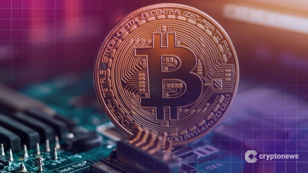 عملة نقدية يظهر عليها رمز بيتكوين وفي الأرضية لوحة دارات إلكترونية