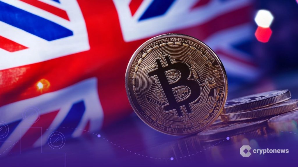 مجسم معدني لعملة بيتكوين أمام علم المملكة المتحدة