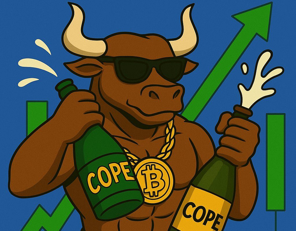 ثور BTC BULL يرتدي نظارة شمسية وسلسلة ذهبية عليها شعار بيتكوين ويحمل زجاجتي شامبانيا