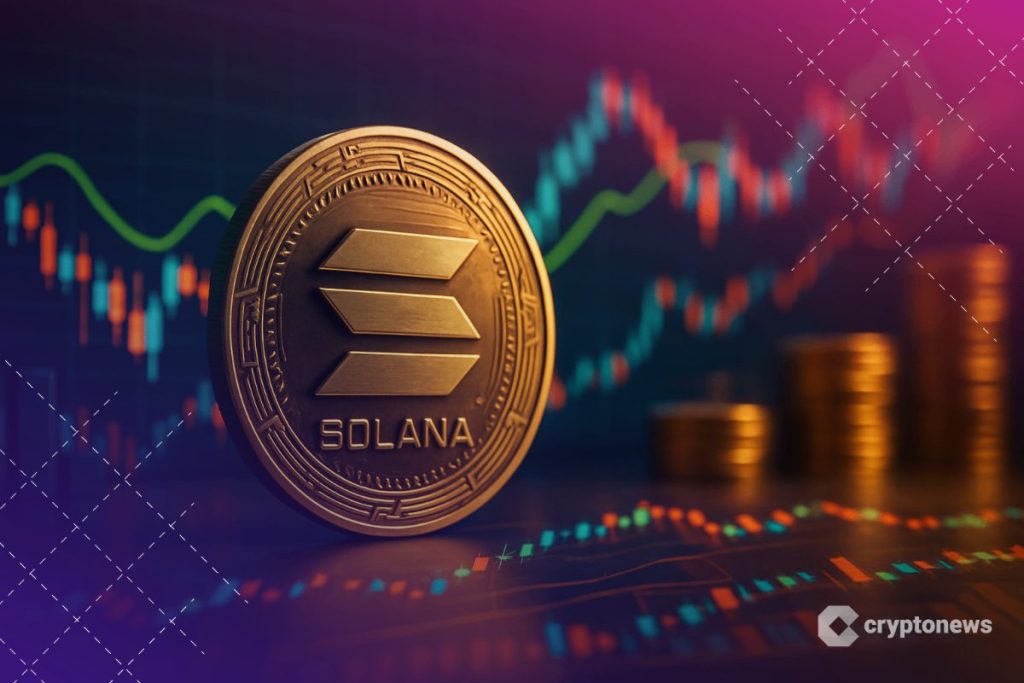 عملة تحمل رمز سولانا وحولها شموع تداول صاعدة ونازلة