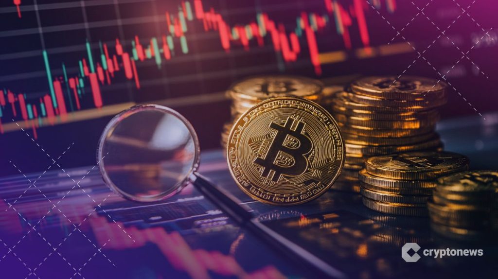 عملات ذهبية متراصة تحمل شعار بيتكوين وفي الخلفية مخطط بياني للأسعار