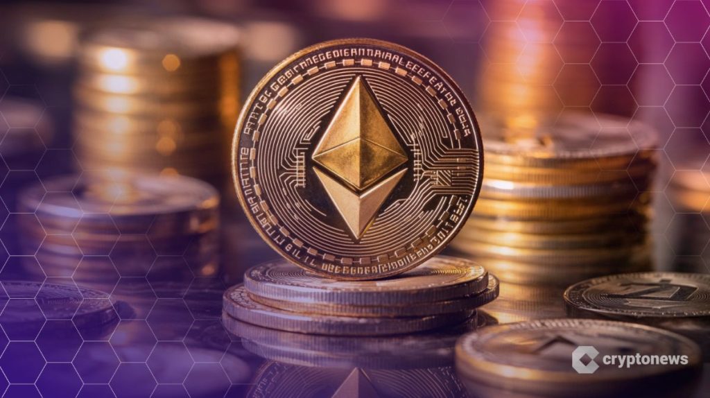عملة ذهبية تحمل شعار عملة إيثيريوم تقف فوق عملات متراصة