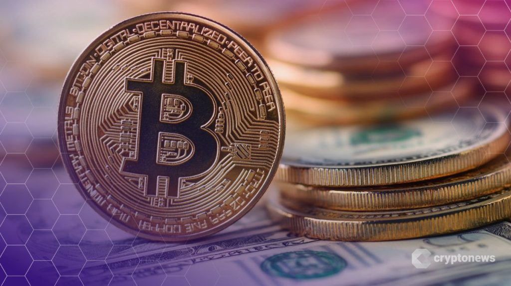 شعار عملة بيتكوين مستنداً إلى عملات أخرى وأسفله الدولار الأمريكي