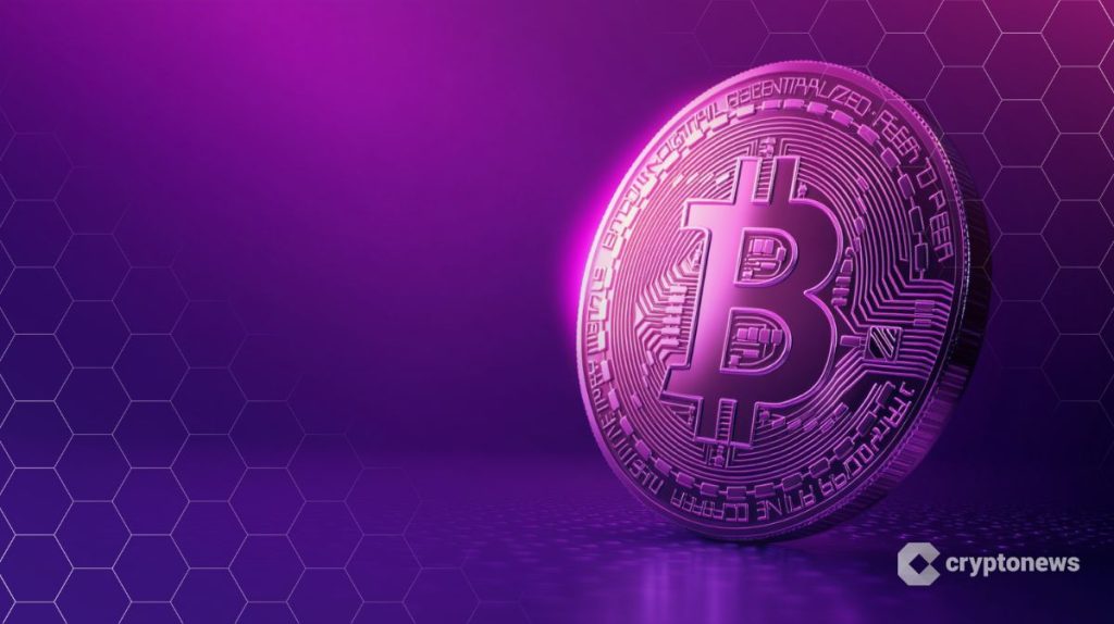 مجسم براق لعملة بيتكوين في أجواء مظلمة