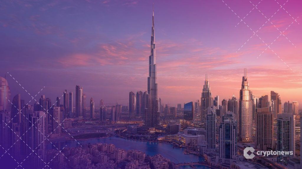 مدينة دبي وتظهر فيها أبنية شاهقة وقت الغروب