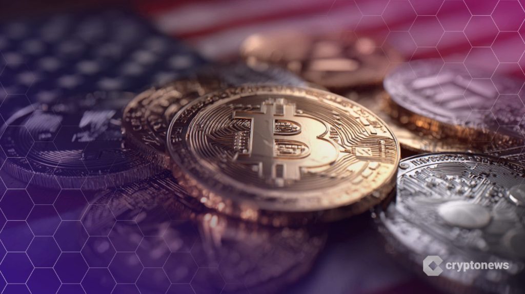 عملة ذهبية تحمل شعار عملة بيتكوين (Bitcoin) وسط عملات معدنية أخرى فوق العلم الأمريكي