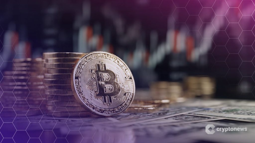 مجسمات متراصة لعملة بيتكوين (Bitcoin) فوق مبالغ نقدية بالدولار الأمريكي، وفي الخلفية مخطط بياني صاعد