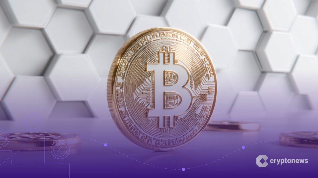 مجسم ذهبي لعملة بيتكوين (Bitcoin) على خلفية أشكال سداسية بيضاء متراصة
