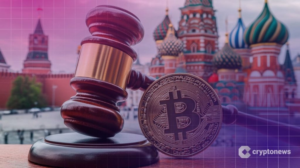 عملة بيتكوين (Bitcoin) بجانب مطرقة المحكمة وفي الخلفية مبنى الكرملين 
