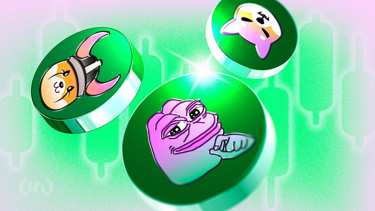 ثلاث عملات رقمية خضراء عليها رموز ميم كوين مشهورة مثل Pepe وDoge وShiba