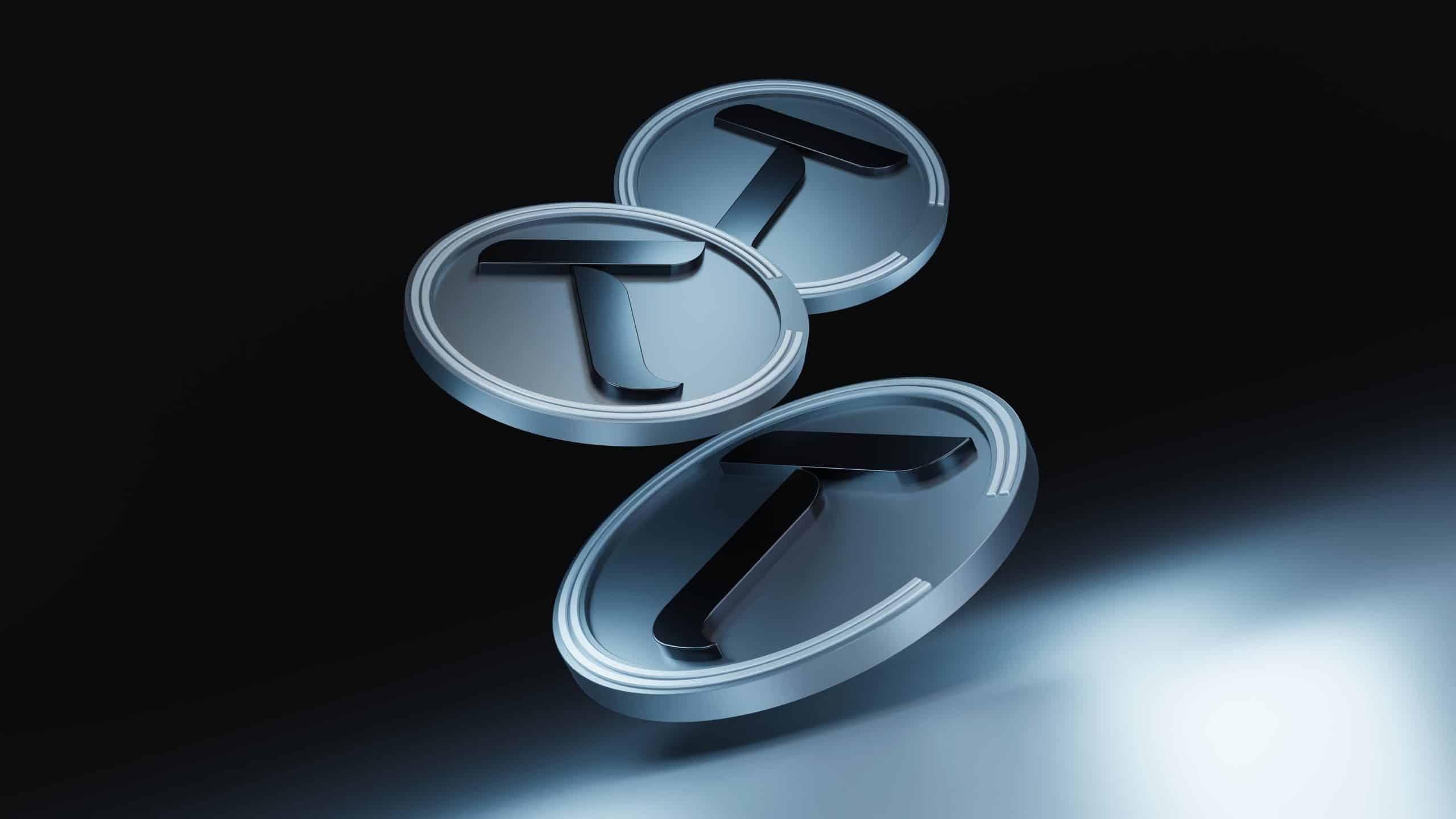 شعار عملة بيتنسر (Bittensor) باللون الفضي على خلفية سوداء 